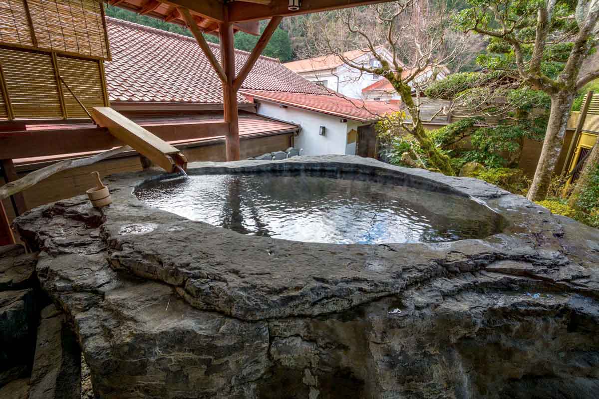 温泉・白壁荘・巨石風呂