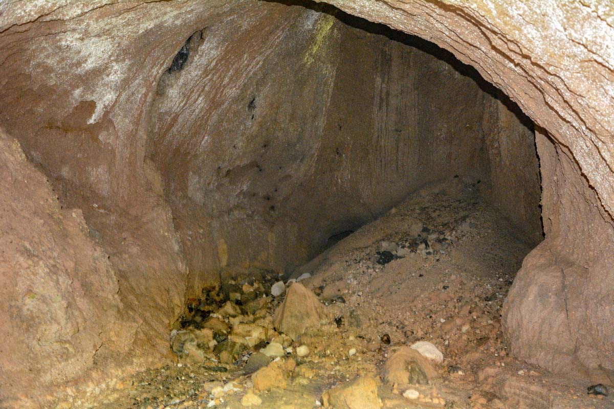 軽石の採掘穴